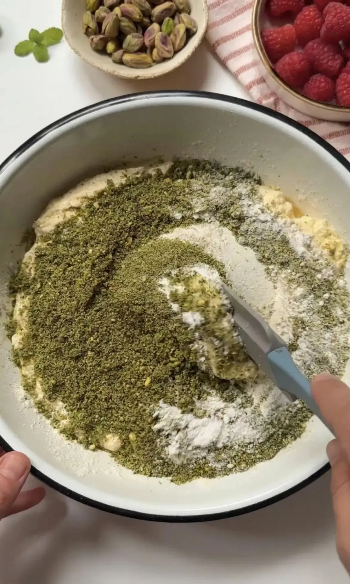Pistachio Raspberry Cake, How To Make Pistachio Raspberry Cake